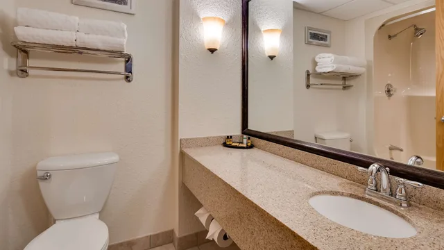 غرفة قياسية بسريرين كوين بإطلالة على المسبح، Best Western Plus Longbranch Hotel and Convention Center 7/9