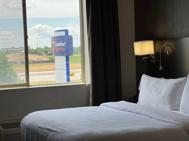 جناح بسرير كينج مع أريكة لذوي الإعاقة، Comfort Suites Boise West Meridian 2/8