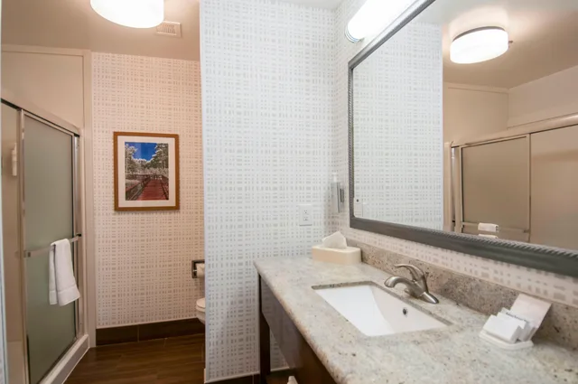 غرفة بسرير كينج مع أريكة، Hampton Inn West Monroe 5/5