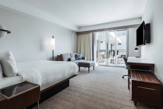 غرفة بسرير كينج بشرفة مع أريكة، Courtyard by Marriott Santa Barbara Downtown 4/10
