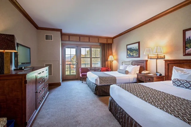 غرفة بريميوم بسريرين كوين بإطلالة على البحيرة، Crowne Plaza Lake Placid 1/2
