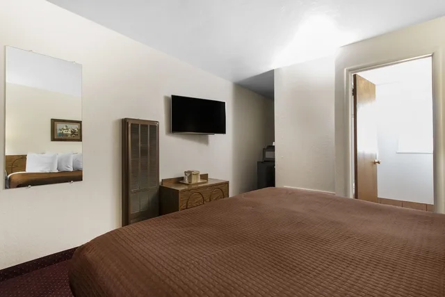 Room, King Bed, Hot Tub, Town House Motel - Historic Old Town Eureka 4/6