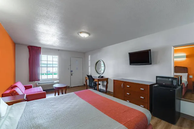 غرفة قياسية بسرير كينج لذوي الإعاقة، Motel 6 Giddings Tx 2/2