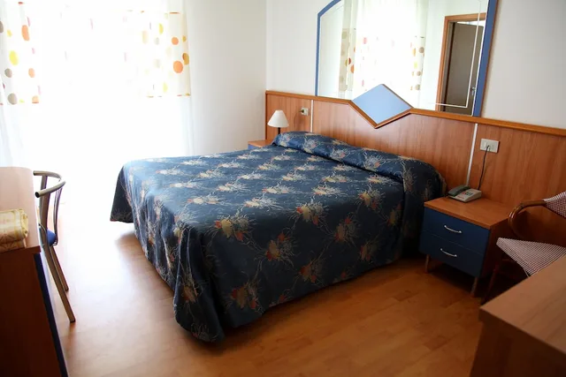 غرفة رباعية بسريرين منفصلين وسرير بطابقين بشرفة، TOLEDO HOTEL 2/8
