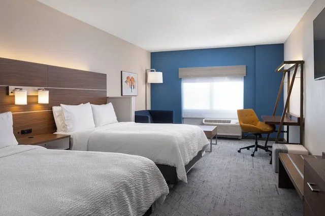 جناح بسريرين كوين بإطلالة على البحيرة مع أريكة، Holiday Inn Express & Suites Trinity 3/9