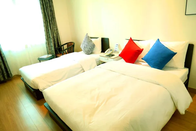 Hollywood, Twin Beds, 1 Double and 1 Single Bed، Lavita Hotel 1/3