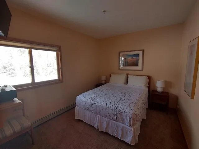 غرفة بسريرين منفصلين وسرير كوين بغرفتي نوم مع أريكة، Swan Mountain Resort 1/2