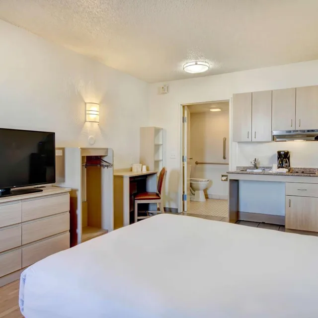 Room, King Bed, Kitchen, Near Building، Studio6 Tucson, AZ - Irvington Road 1/6
