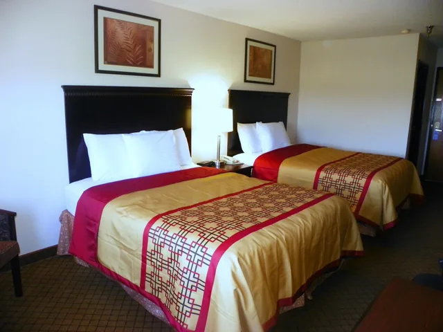 Standard, 2 Queen Beds, Royalton Inn & Suites 2/2