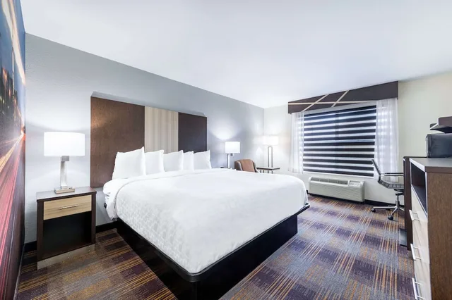 غرفة قياسية بسرير كينج، Clarion Pointe Madison-Huntsville 2/3