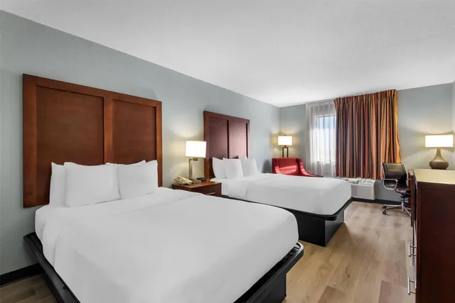 غرفة بسريرين مزدوجين، Quality Inn Waverly IA 5/7