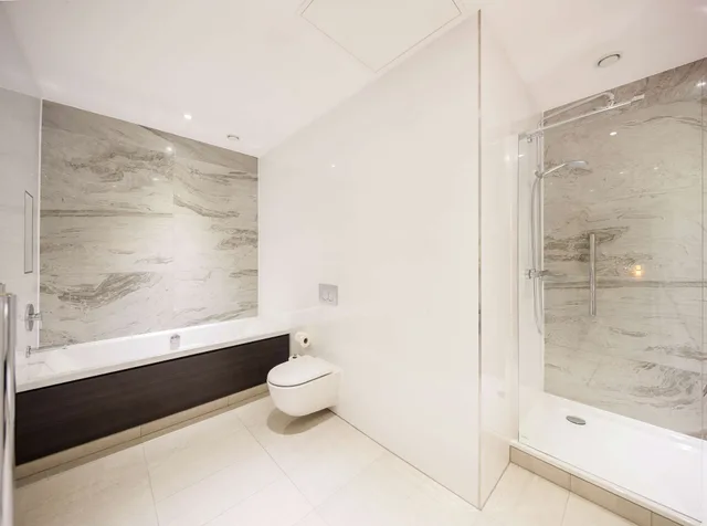 Junior Suite, King Bed, Castle View, Sofa، Doubletree By Hilton Edinburgh City Centre 9/10