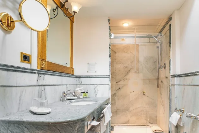 جناح رومانسي سوبيريور بسرير كوين مع أريكة، Art Hotel Orologio 7/8
