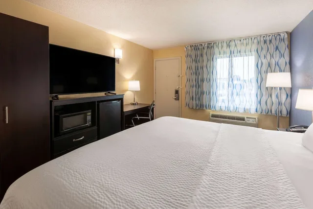 غرفة بسرير كينج، Days Inn by Wyndham Charles Town/Harpers Ferry 1/7
