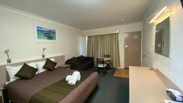 Executive, Suite, Sapphire City Motor Inn Inverell 3/8