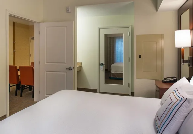 جناح بسرير كينج بغرفة نوم واحدة مع أريكة، Residence Inn Gainesville I-75 5/10