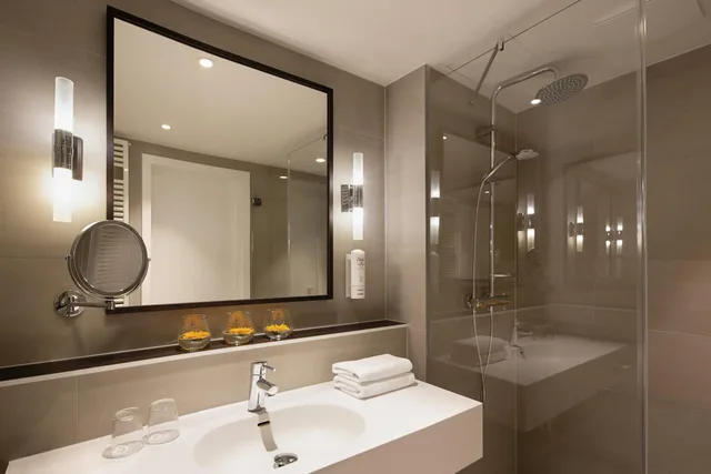 غرفة بسرير مزدوج بإطلالة على الفناء، Holiday Inn Berlin City Center East Prenzlauer Berg 6/10