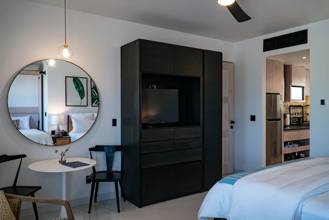 استوديو بسرير كينج بشرفة مع أريكة، Flamboyan Hotel and Residences 8/10