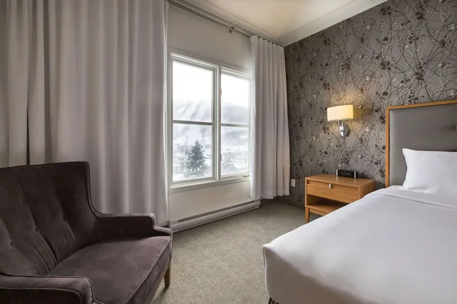 Junior Suite, King and Queen Bed, Mountain View, Chateau Bromont 2/8