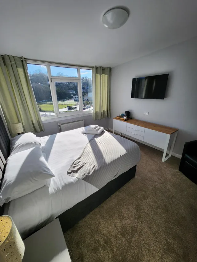 غرفة بسرير مزدوج أو سريرين منفصلين بحمام خاص، KINGS KNOLL HOTEL 2/7