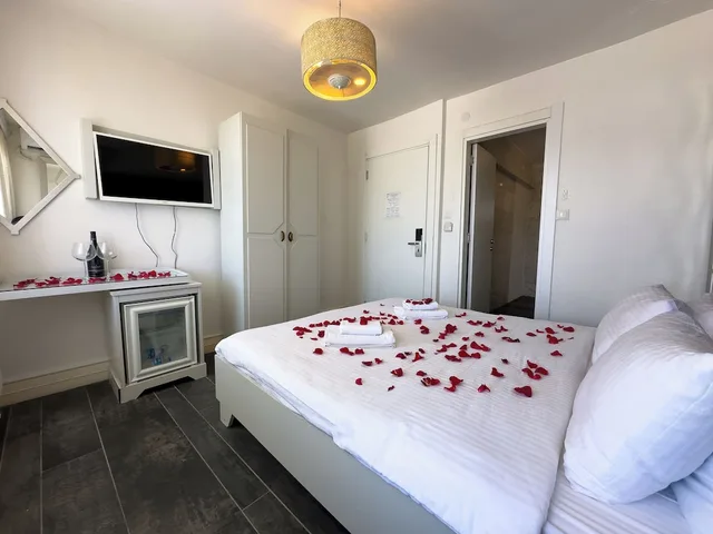 غرفة ديلوكس بسرير مزدوج بإطلالة على البحر، Buyukada Port Hotel 2/10
