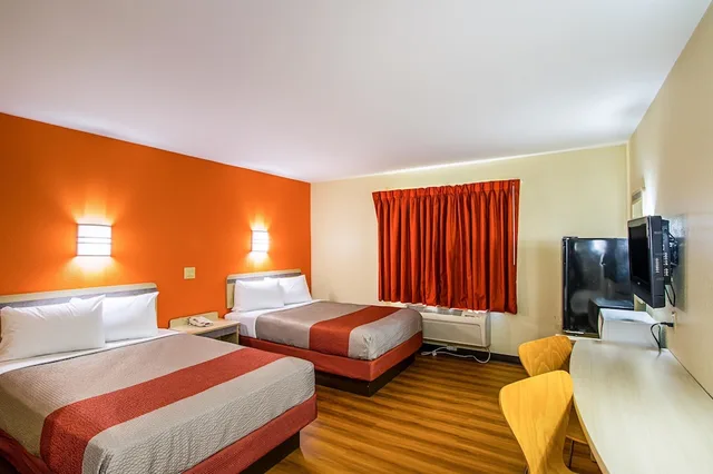 غرفة قياسية بسريرين مزدوجين، Motel6 Urbana, IL 3/8