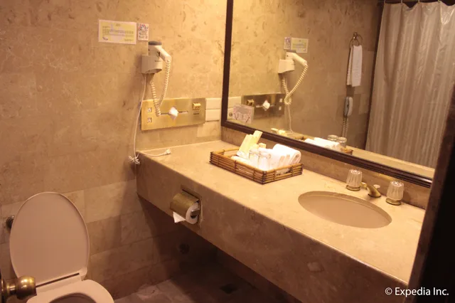 غرفة ديلوكس بسرير كوين وسرير فردي، Fort Ilocandia Resort Hotel 4/5
