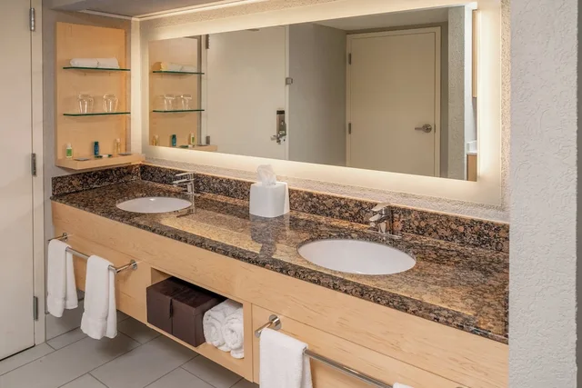 Club, Suite, King Bed, Sofa, Delta Hotels Huntington Downtown 4/5