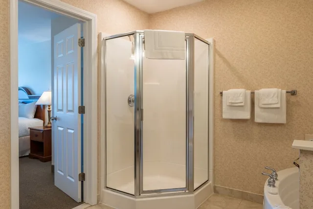 1 Bedroom, Suite, King Bed, Hot Tub, Ogunquit Hotel 10/10