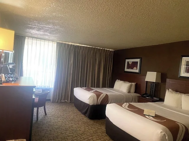غرفة كلاسيكية بسريرين كوين بإطلالة على المدينة بشرفة، Scenic View Inn - Lake Powell - Page AZ 2/3