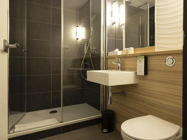 Standard, Queen Bed, Campanile Eindhoven 3/4