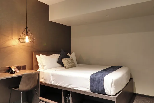Room, Queen Bed, No Window، The Viv Hotel Wellington 4/8