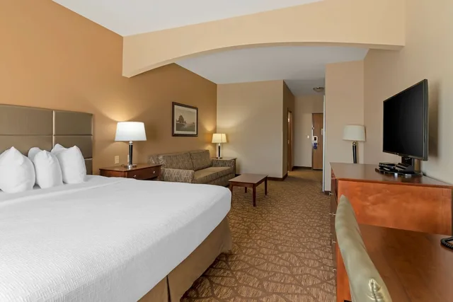 غرفة قياسية بسرير كينج مع أريكة، Best Western Plus Butterfield Inn 1/4