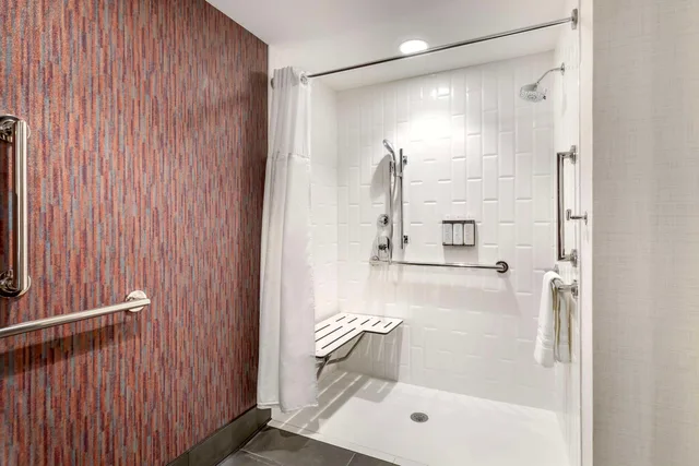 غرفة رباعية لذوي الإعاقة، Cambria Hotel Denver Downtown RiNo CO 4/4
