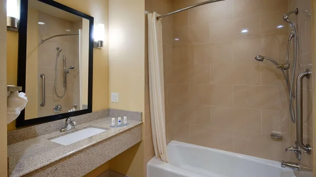 غرفة، Best Western Plus Fort Worth Forest Hill Inn and Suites 5/6