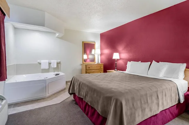 جناح بسرير كينج مع أريكة، Rodeway Inn Hesston, KS 4/10