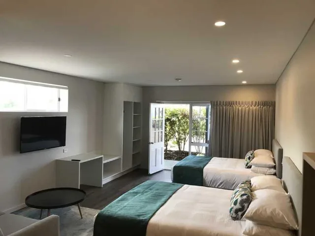 Family, 1 Queen and 1 Single Bed, Sofa, Clouds Of Montville 1/2