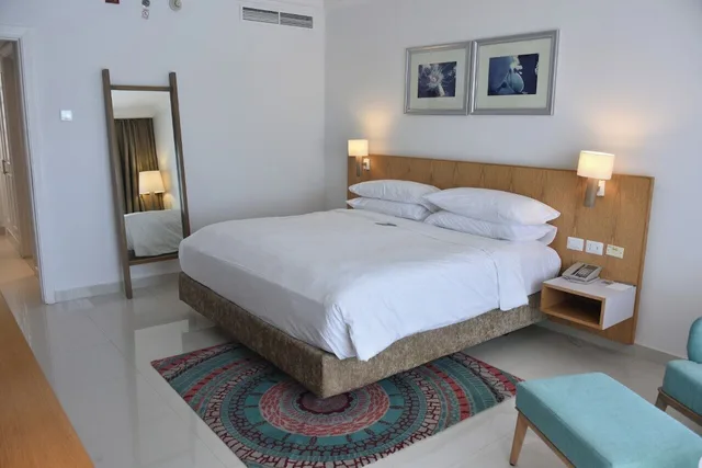 غرفة بريميوم بسرير كينج بإطلالة على البحر بشرفة، Renaissance Sharm El Sheikh Golden View Beach Resort 5/8