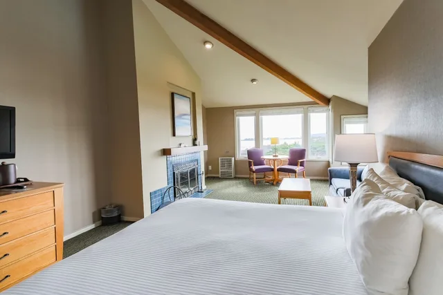 Deluxe, King Bed, Bay View, Sofa، The Inn at the Tides 1/7