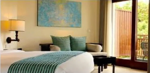 غرفة بريميوم بسرير كينج بإطلالة على المسبح، HOLIDAY INN RESORT BALI BENOA 5/10
