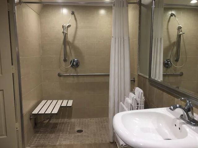غرفة بسريرين كوين لذوي الإعاقة، Ramada By Wyndham Rockville Centre 2/2