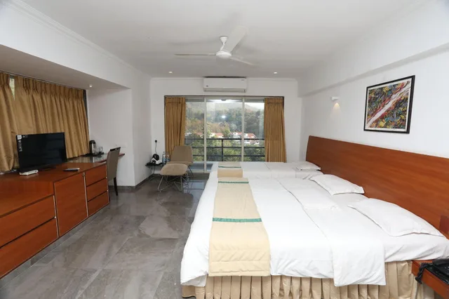 غرفة تنفيذية، Chene Creek Resort 1/1