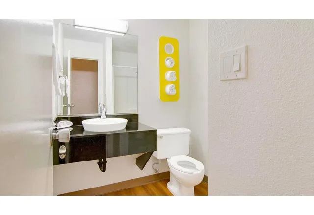 غرفة بسرير مزدوج للمدخنين لذوي الإعاقة، Motel6 Tacoma, WA - Fife 6/6