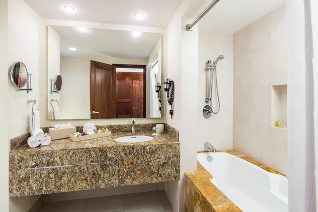 غرفة ديلوكس بسرير مزدوج بإطلالة جزئية على البحر، Bluebay Grand Esmeralda All Inclusive 2/2
