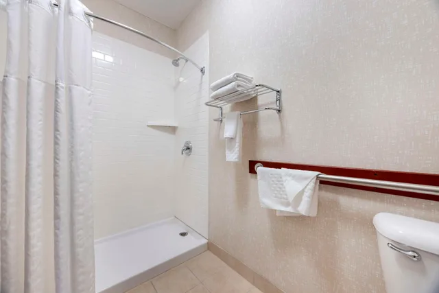 غرفة بسرير كوين بحوض جاكوزي لذوي الإعاقة، Best Western Plus Northwind Inn Suites 5/6
