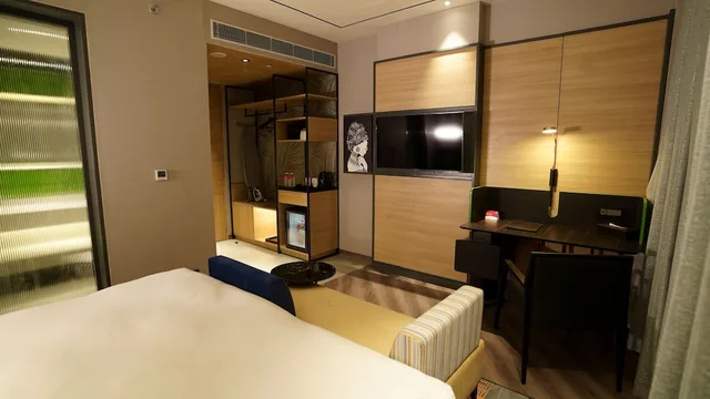غرفة بريميوم بسرير كينج، Ramada Encore by Wyndham Bareilly Civil Lines 3/7