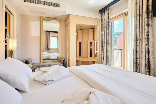 Suite, Queen Bed, Sofa, Sauna، Parc Hotel Flora 1/9