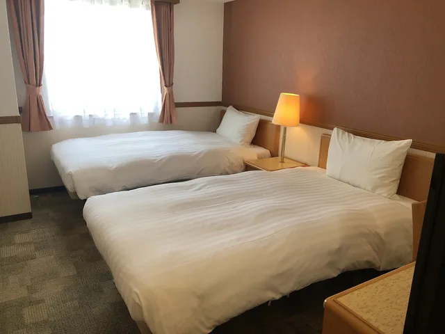 غرفة قياسية بسريرين منفصلين للمدخنين، Toyoko Inn Yokohama Sakuragi Cho 1/5