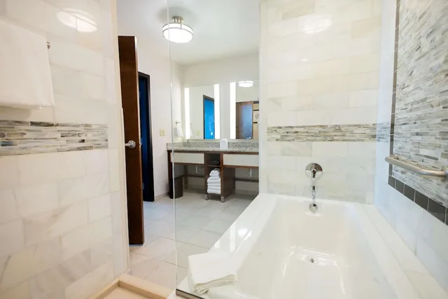 جناح كبير بسريرين كوين بغرفتين مع أريكة، Drury Plaza Hotel Orlando - Disney Springs Area 5/5