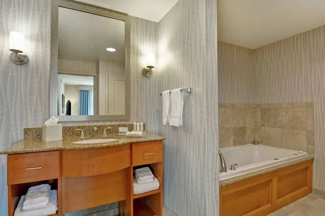 جناح بسرير كينج بغرفة نوم واحدة بحوض جاكوزي، Homewood Suites by Hilton Mobile East Bay Daphne 2/3
